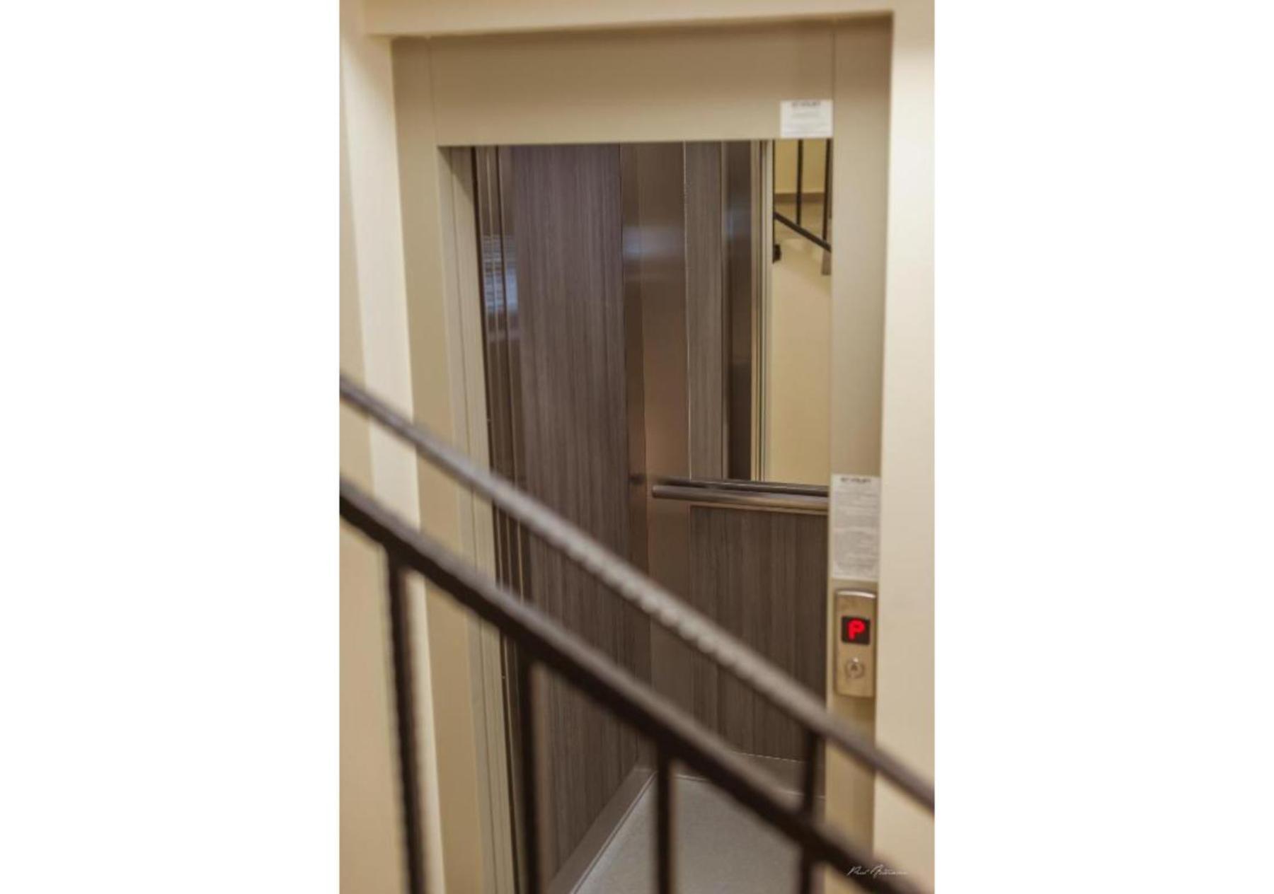 Luxury Apartment Pitesti Luaran gambar